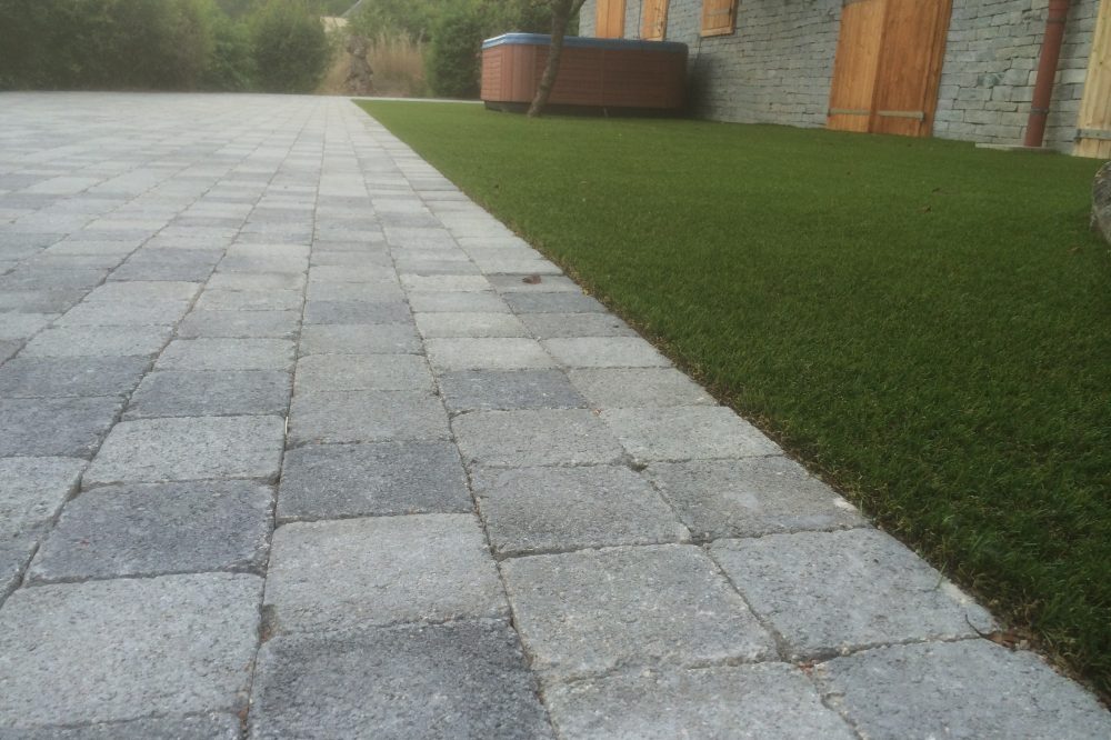 Pavés béton gazon synthétique