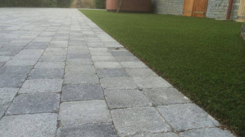 Pavés béton gazon synthétique